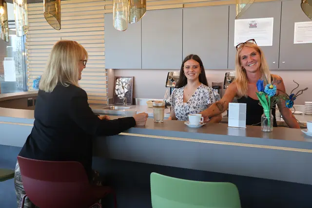 Doch zuerst wird für Sandra Kern Kaffee serviert. Das Café ist nur für Mitarbeiter und Klienten des BBRZ zugänglich, um sicheres Lernen zu gewährleisten. | Foto: Kathrin Schauer