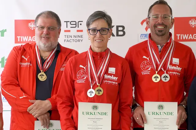 Im Bewerb 60 Schuss liegend gewann die Tiroler Mannschaft Gold - alle drei Mannschaftsschützen kommen aus dem Bezirk Imst - v.l.: Hannes Gufler, Sonja Kaspar und Hannes Maier | Foto: Christian Kramer