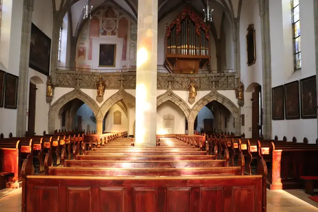 Unter der  vierachsigen EMPORE befindet sich nordseitig die "PERKHEIMERKAPELLE" aus dem Jahr 1461
und südseitig die "ENGLGRUFTKAPELLE" 1891.

