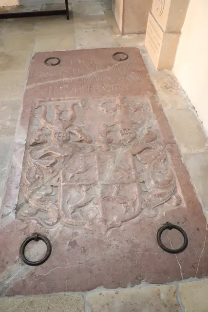 In der ENGLKRUFTKAPELLE gibt es zahlreiche Grabstellen von der
 Adelsfamilie ENGL von WAGREIN.