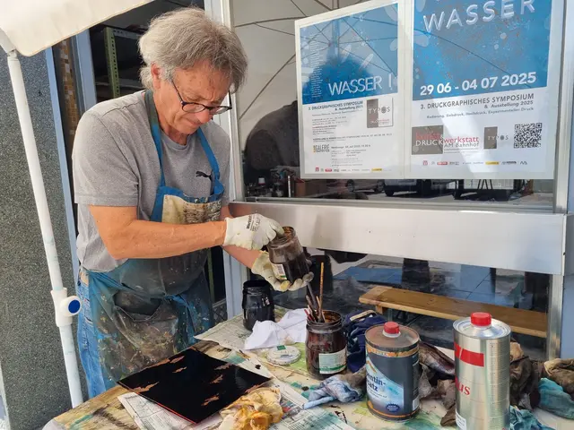 Beim Radieren in der kunst&amp;DRUCKwerkstatt über die Schulter schauen | Foto: TYPOS