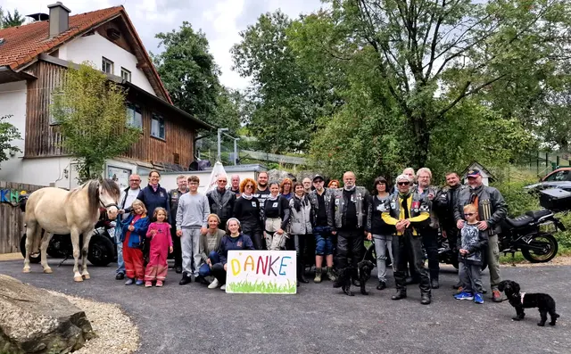 25 Biker und ein 2-CV-Lenker fuhren beim Lichtblickhof in Wald vor, um die Spende persönlich zu übergeben. | Foto: Lichtblickhof