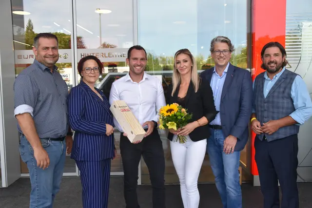 Gemeinde und Wirtschaft gratulierten zur Wiedereröffnung: Bürgermeister Stefan Laimer (Bad Tatzmannsdorf), Tanja Stöckl (Wirschaftskammer-Regionalstellenobfrau), Hubert und Sandra Hinterleitner, Christoph Winkler (Wirtschaftskammer-Regionalstellenleiter) und Bürgermeister Hans Unger (Oberschützen) | Foto: Michael Strini