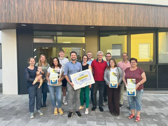 Bürgermeister Michael Strasser und Miriam Gerhardter von der Dorf- und Stadterneuerung mit den Mitgliedern der Steuerungsgruppe. Steuerungsgruppe v.l.n.r.: Katinka Zimmer mit Lilly, Silke Dorfer, Andrea Reitbauer, Alexander Hrubant, Günther König, Franz Schopper, Michael Bachner, Caroline Grubbauer, Paul Kölbl und Silke Dorfer | Foto: Gde. Haidershofen