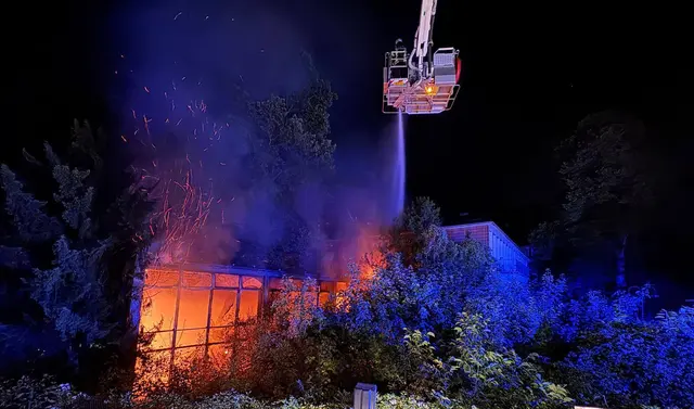 Die Feuerwehren setzte bei den Löscharbeiten auch die Teleskopmastbühne ein. | Foto: FF Klosterneuburg