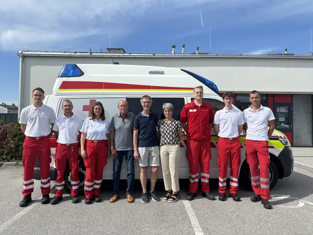 Georg Gruber (Bildmitte) bedankt sich bei seinen Rettern. Am Bild von links Felix Gruber, Josef Waser, Sophia Burghofer, Franz Brandstätter, Georg und Martina Gruber, Gerald Blaha, Philipp Pichler und Andreas Neulinger. Nicht am Bild ist Notärztin Alexandra Divinzenz. | Foto: MeinBezirk Perg/Köck