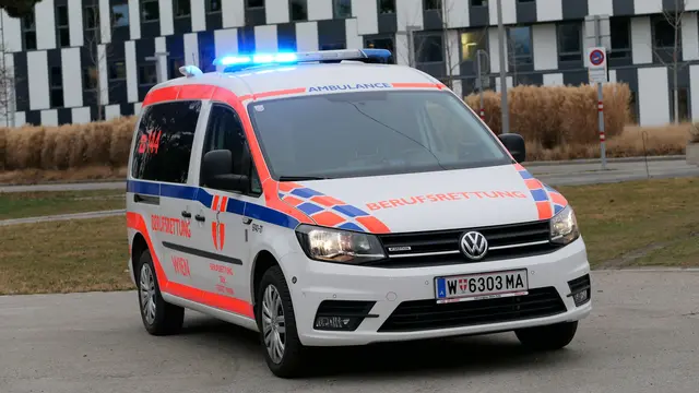 Ein Mann soll einer Frau ins Gesicht geschlagen und ihr Zigarettenetui entwendet haben. Bei der Flucht kam er schwer zu sturz. (Symbolbild) | Foto: Berufsrettung Wien