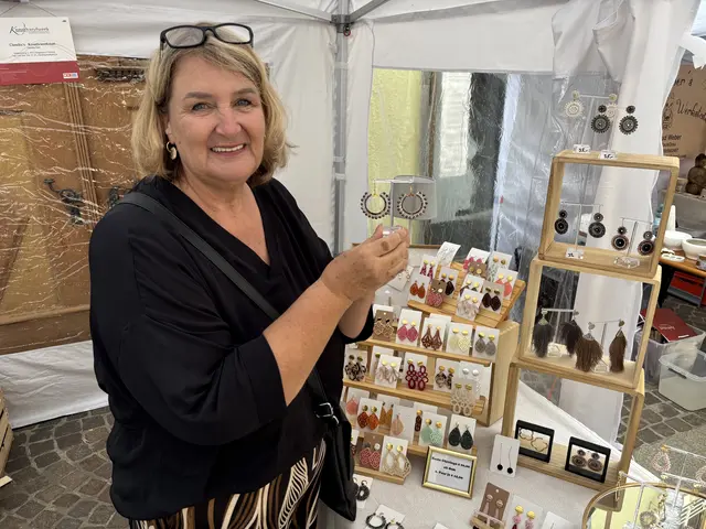 Claudias Kreativwerkstatt - Claudia Petz stellt unter anderem Schmuck her.  | Foto: Birgit Gehrke