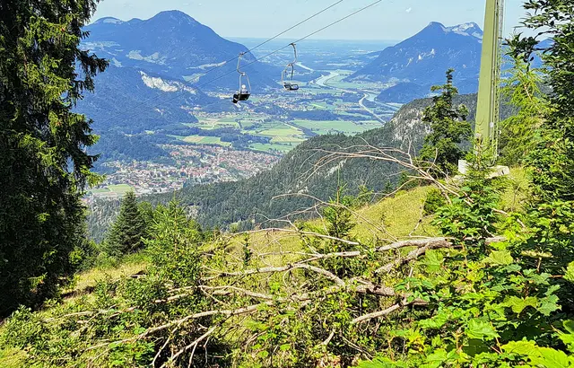 Kufsteiner Sessellift mit Blick auf Kiefersfelden und Oberaudorf (Bayern) und Erl mit Kranzhorn (Tirol). | Foto: © Friedl Schwaighofer