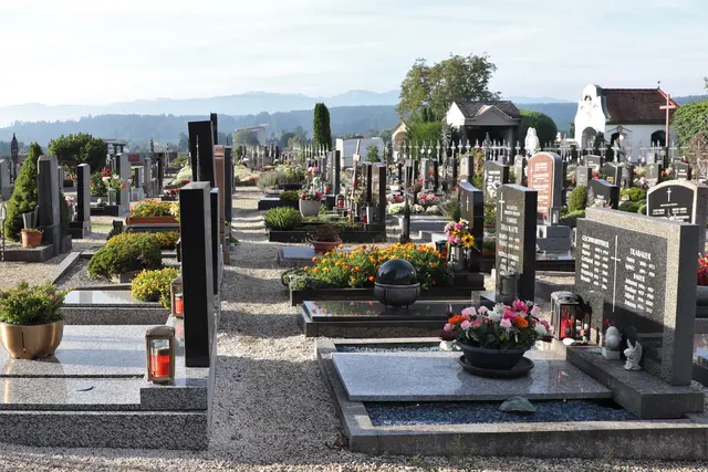 Ein schöner Friedhof mit Blick in die Berge.
