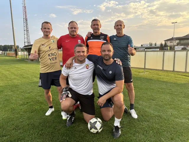 Gerhard Langegger, Szabolcs Szegletes, Hubert Ebenhofer, Gerhard Grammer, Martin Schweiger und Philipp Wakolbinger sind Teil einer Regionalauswahl, die am Samstag um 15 Uhr auf die Ex-Teamkicker der Copa Pele trifft. | Foto: MeinBezirk Perg/Köck