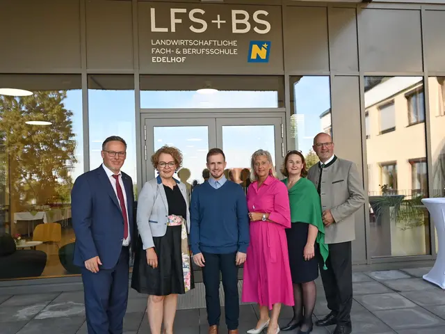 Abteilungsleiter Helmuth Sturm, Bildungs-Landesrätin Christiane Teschl-Hofmeister, KI-Spezialist Momo Feichtinger, Schulinspektorin Agnes Karpf-Riegler, Direktorin Michaela Bauer-Windischhofer und Landesgüterdirektor Erhard Kührer | Foto: Jürgen Mück