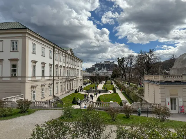 Mit einem Bündel an Maßnahmen möchte die Stadt Salzburg gegen den starken Urlauberverkehr in der Innenstadt vorgehen. Vor allem die bestehenden Park &amp; Ride Angebote sollen stärker genutzt werden. Im Bild der Sitz der Stadtregierung.  | Foto: Neumayr