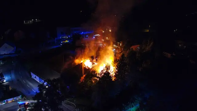 Flammenmeer in Sipbachzell: Ein altes Sägewerk hatte Feuer gefangen und brannte komplett ab: 13 Feuerwehren konnten Schlimmeres verhindern. Sie wurden vom Roten Kreuz unterstützt. | Foto: laumat.at