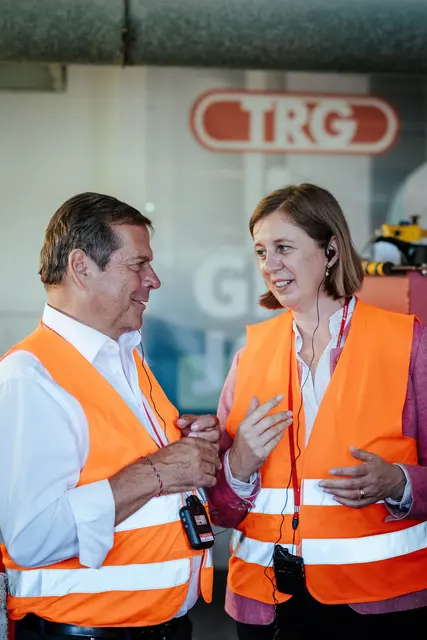 Harald Höpperger im Gespräch mit Staatssekretärin Barbara Eibinger-Miedl. | Foto: Höpperger Umweltschutz