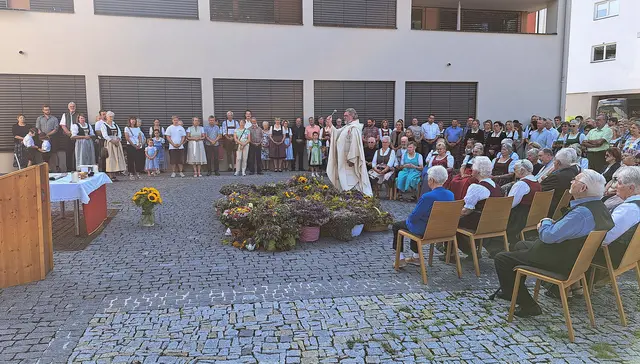Niederndorf Pfarrer Thomas Schwarzenberger bei der Buschen Segnung am Gemeindevorplatz in Niederndorf. | Foto: © Schwaighofer