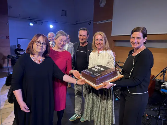 Freuen sich über 25 Jahre Greith-Haus und jetzt auch über den österreichischen Kunstpreis 2025: Obfrau Senta Roth, künstlerische und kaufmännische Leiterin Isabella Holzmann, Bgm. Franz Silly und die Gemeinderätinnen Jutta Strohmeier und Adelheid Kremser. | Foto: Susanne Veronik