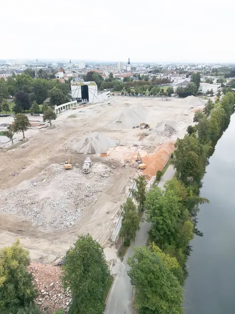 Die Abrissarbeiten am Welser Messegelände schreiten mit Riesenschritten voran: Die Hallen beim Welios sind bereits Geschichte und machen Platz für die Bauarbeiten am neuen Volksgarten. | Foto: Stadt Wels
