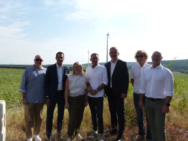 Vizebürgermeister Deutschkreutz Jürgen Hofer, Burgenland Energie CEO Stephan Sharma, Burgenland Energie Projektabwicklung Jessica Bauer, Bürgermeister Deutschkreutz Andreas Kacsits, Landesrat Heinrich Dorner, Burgenland Energie Projektabwicklung Markus Nussbaumer, Burgenland Energie Projektabwicklung Josef Kuzmits freuten sich über die Eröffnung des Hybridparks in Deutschkreutz. | Foto: Vanessa Wittmann