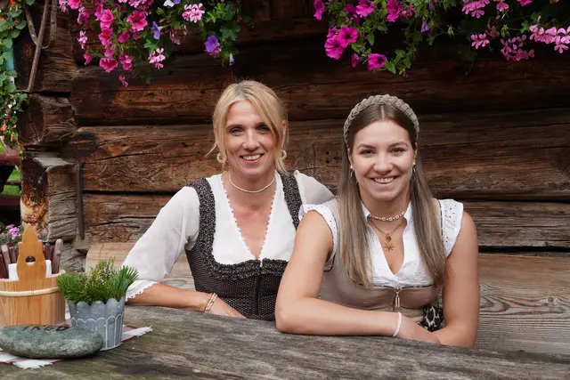 Christine Kirchner und Tochter Marie vom Gschwendthof in Radstadt freuen sich auf den bevorstehenden Almabtrieb und die Bauernhofroas. | Foto: Nicole Hettegger