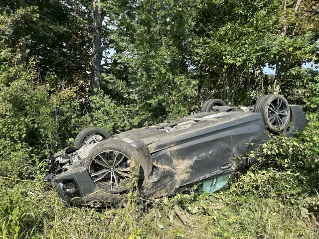 Ein Pkw kam von der Fahrbahn ab, überschlug sich und kam am Dach neben der Fahrbahn zum Stillstand. | Foto: Feuerwehr Mattersburg