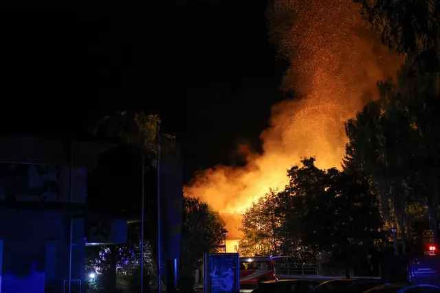 Flammenmeer in Sipbachzell: Ein altes Sägewerk hatte Feuer gefangen und brannte komplett ab: 13 Feuerwehren konnten Schlimmeres verhindern. Sie wurden vom Roten Kreuz unterstützt. | Foto: laumat.at