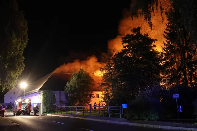 Flammenmeer in Sipbachzell: Ein altes Sägewerk hatte Feuer gefangen und brannte komplett ab: 13 Feuerwehren konnten Schlimmeres verhindern. Sie wurden vom Roten Kreuz unterstützt. | Foto: laumat.at