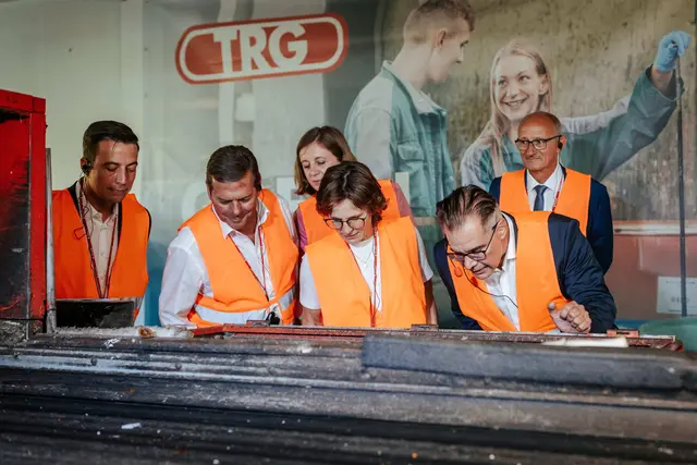 Die Politabordnung war sich einig: Die modernisierte Sortieranlage liefert einen wertvollen Beitrag zur Erreichung der europäischen Recyclingziele (v.l.n.r.): Matthias Zitterbart (DAKA), Harald Höpperger, Staatssekretärin Barbara Eibinger-Miedl, EU-Kommissarin Jessika Roswall, Projektleiter Thomas Baldt, LH Anton Mattle. | Foto: Höpperger Umweltschutz