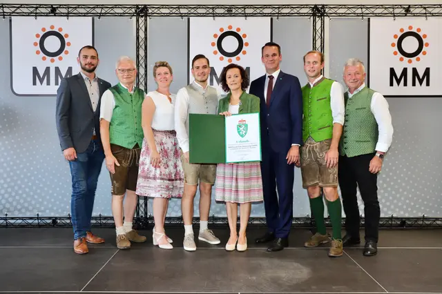 Michaela Mock und Sohn Matthias im Kreis der prominenten Gratulanten rund um Landesrat Stefan Hermann | Foto: Alfred Mayer