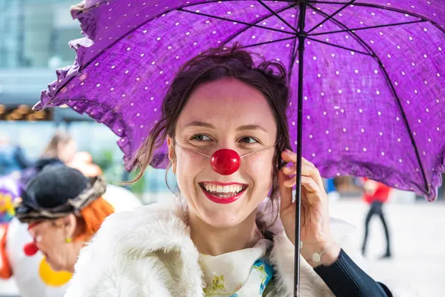 Mit Clownsnase und -outfit wird der Platz vor der Karlskirche zum Kundgebungsort. | Foto: Agnes Zorrell