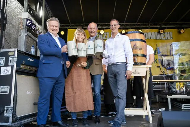 O'zapft is: Bürgermeister Michael Ludwig, Bezirksvorsteherin Stefanie Lamp (beide SPÖ), Dompfarrer Toni Faber und Ottakringer Brauerei Geschäftsführer Harald Mayer (von links) machten den Bieranstich. | Foto: René Brunhölzl/MeinBezirk