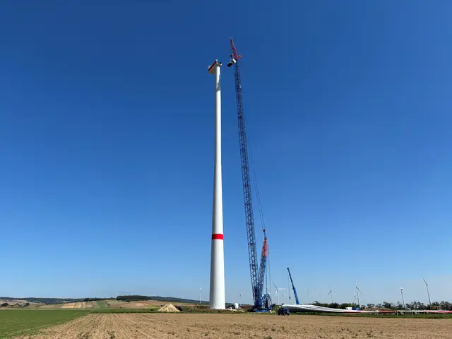 An der Baustelle wird in luftiger Höhe gearbeitet.  | Foto: EVN