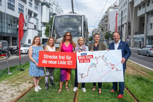 v.l.: Neos-Mobilitätssprecherin Angelika Pipal-Leixner, die Vorsitzende der Geschäftsführung Wiener Linien Alexandra Reinagl, Mobilitätsstadträtin Ulli Sima (SPÖ), Stv.-Generaldirektorin Wiener Stadtwerke Monika Unterholzner, Brigittenauer Bezirksvorsteherin Christine Dubravac-Widholm (SPÖ) und Leopoldstadt Bezirksvorsteher Alexander Nikolai (SPÖ).  | Foto: Valentina Marinelic/MeinBezirk