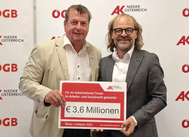 AK Niederösterreichs Vizepräsident Horst Pammer und Günter Kraft Leiter der AK-Bezirksstelle Tulln. | Foto: Christian Nowotny