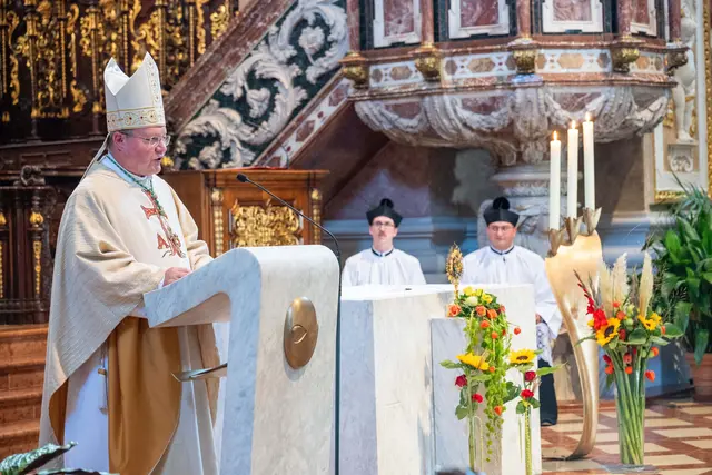 Propst Anton Höslinger bei der Predigt zum Augustinus-Hochfest, im Hintergrund die beiden Novizen Anton Gliebe, Jona Capobianco. | Foto: Stift Klosterneuburg/W. Hanzmann