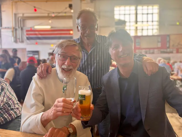 Pater Milo Ambros konnte mit Werner Steinkellner und Bürgermeister Göd auf das erfolgreiche "Frühshoppen" anstoßen! | Foto: Markus Kahrer