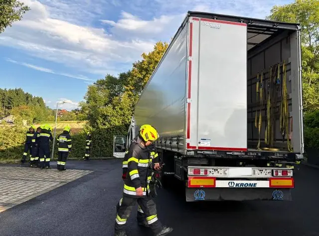 Dank der tatkräftigen Hilfe der Feuerwehrleute war der LKW wieder fahrbereit. | Foto: FF Söding