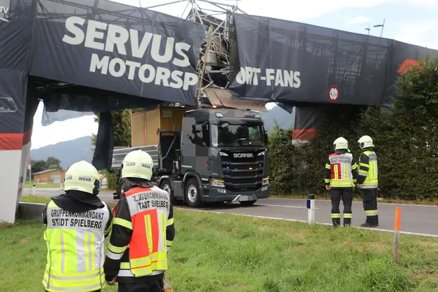 Der Lastwagen krachte in die Fußgängerbrücke am Rd Bull Ring. | Foto: FF/Zeiler