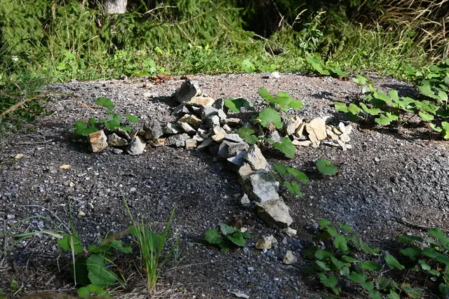 Da hat jemand mit Steinen ein Kreuz gebildet