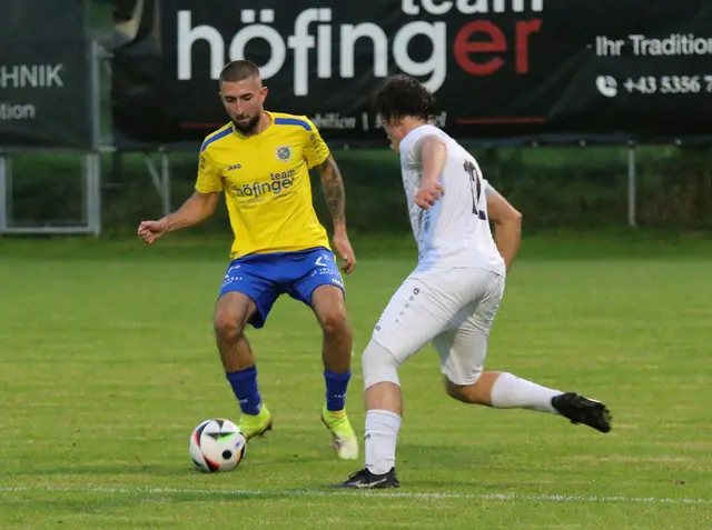 Stanko Ljiljak (Reith, in Gelb) gegen Hannes Schweinester (Kössen) | Foto: Habison