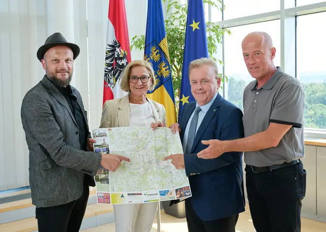 Stadtrat Michael Friedl, Landeshauptfrau Johanna Mikl-Leitner, LAbg. Bürgermeister Franz Mold und Werner Bauer, Bereichsleiter ecoplus Regionalförderung. | Foto: NLK Pfeiffer