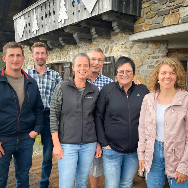 Von links: Kammerrat Mathias Themeßl, Kassier Bauernbund Andreas Pichler, Obfrau des Gailtaler Almkäsevereins Elisabeth Buchacher, Marketing Ingo Ortner, Dorli Ertl, Bauernbundobfrau Kathrin Unterweger.