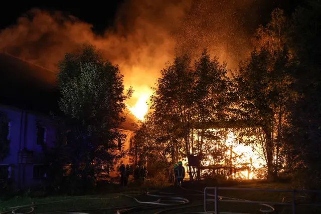 Flammenmeer in Sipbachzell: Ein altes Sägewerk hatte Feuer gefangen und brannte komplett ab: 13 Feuerwehren konnten Schlimmeres verhindern. Sie wurden vom Roten Kreuz unterstützt. | Foto: laumat.at