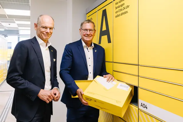 Walter Oblin und Georg Papai (SPÖ; re.) haben eine neue Selbstbedienungsfiliale der Post eröffnet. | Foto: Österreichische Post AG