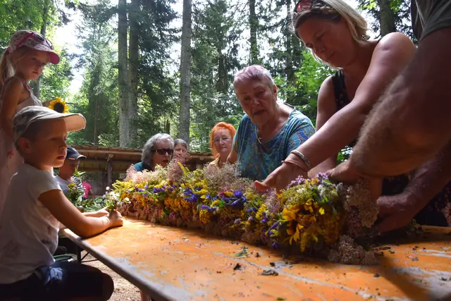 Karin Stelzer und Ines Schrödl beim Binden des Kräuterbuschens für den eigenen Bauernhof am 15. August 2025. | Foto: © Schwaighofer