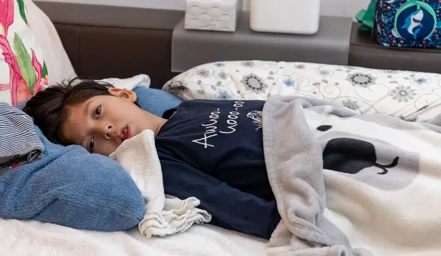 Aufgrund seiner schweren Behinderung benötigt der kleine Raphael viel Unterstützung. | Foto: Christine Fröschl