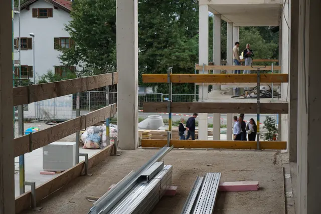 Zahlreiche Interessierte und zukünftige Eigentümer nutzen die Gelegenheit zur Baustellenbesichtigung | Foto: Martina Obertimpfler 