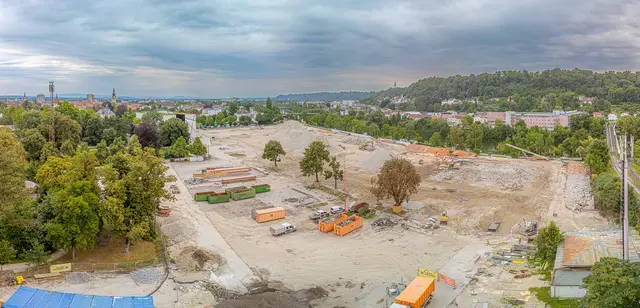 Die Abrissarbeiten am Welser Messegelände schreiten mit Riesenschritten voran: Die Hallen beim Welios sind bereits Geschichte und machen Platz für die Bauarbeiten am neuen Volksgarten. | Foto: Stadt Wels