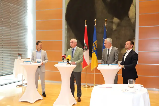 Der Preisverleihung wohnten Christian Gratzer (VCÖ), Landeshauptfraustellvertreter Stephan Pernkopf, Friedrich Janka (ÖBB), Alexander Schierhuber (VOR) und die Preisträger bei. | Foto: Tanja Handlfinger