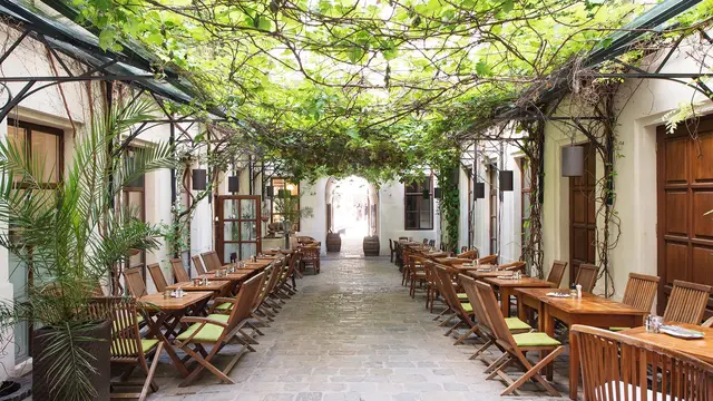 Der Wiener Gastgarten der Gastwirtschaft im Durchhaus – ein stilvoller Ort für Geburtstagsfeiern, Firmenfeiern oder einfach zum gemütlichen Verweilen im Freien. | Foto:  Gastwirtschaft im Durchhaus